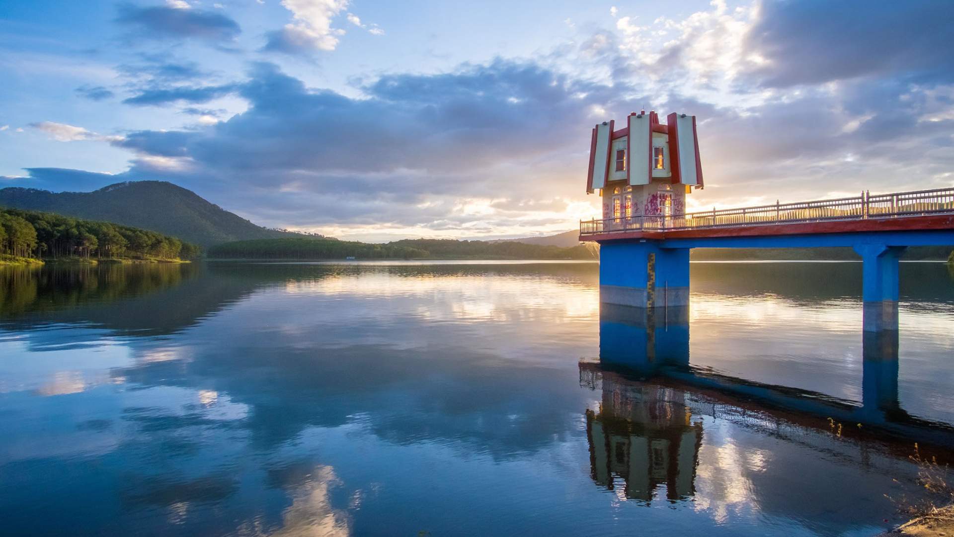 Pedalo on Tuyen Tam Lake